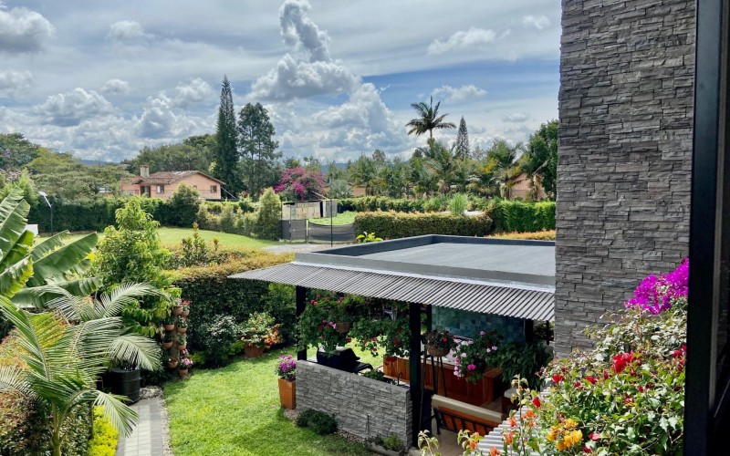 Country House in Llanogrande, Rionegro – Spacious Living, Nature, and 24/7 Security