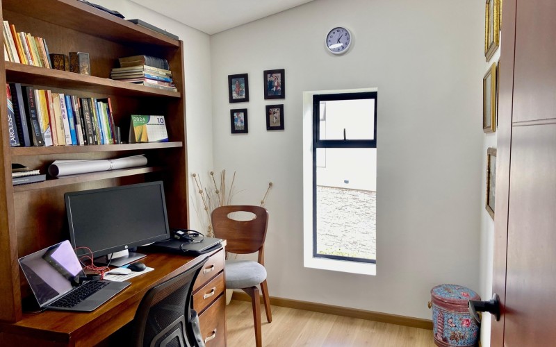 Country House in Llanogrande, Rionegro – Spacious Living, Nature, and 24/7 Security
