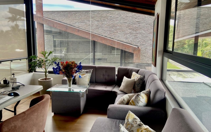 Country House in Llanogrande, Rionegro – Spacious Living, Nature, and 24/7 Security