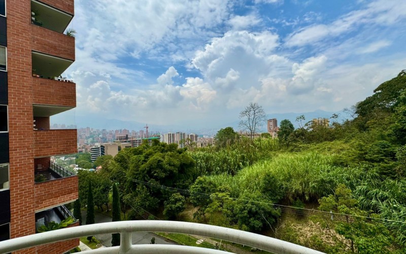 Exclusive Apartment on Vía Las Palmas: Spacious, Comfortable, and Ready for Immediate Transfer