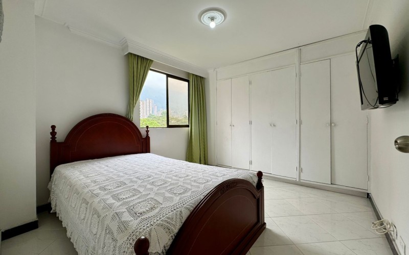 Exclusive Apartment on Vía Las Palmas: Spacious, Comfortable, and Ready for Immediate Transfer