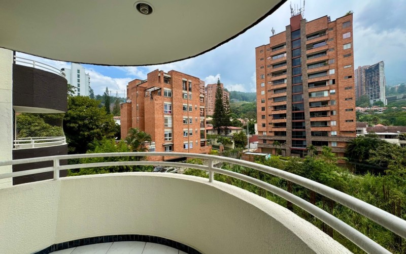 Exclusive Apartment on Vía Las Palmas: Spacious, Comfortable, and Ready for Immediate Transfer