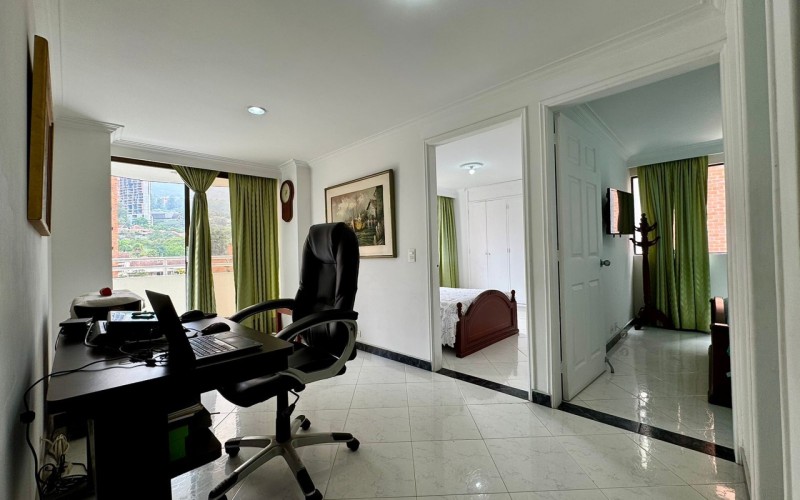 Exclusive Apartment on Vía Las Palmas: Spacious, Comfortable, and Ready for Immediate Transfer