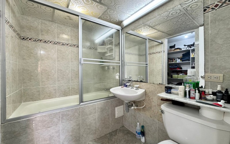 Exclusive Apartment on Vía Las Palmas: Spacious, Comfortable, and Ready for Immediate Transfer