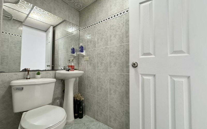 Exclusive Apartment on Vía Las Palmas: Spacious, Comfortable, and Ready for Immediate Transfer