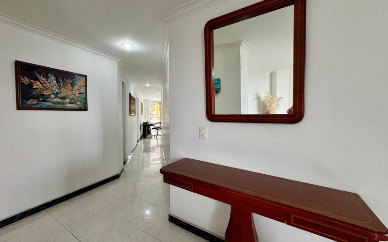 Exclusive Apartment on Vía Las Palmas: Spacious, Comfortable, and Ready for Immediate Transfer