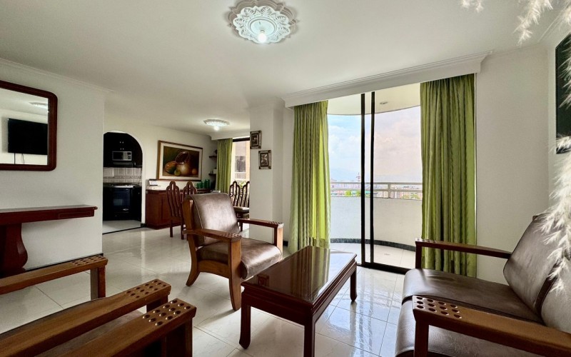 Exclusive Apartment on Vía Las Palmas: Spacious, Comfortable, and Ready for Immediate Transfer