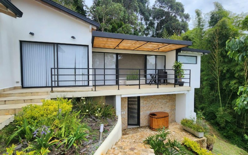 Independent Country Villa in El Peñol: Tranquility and Comfort by the Lake