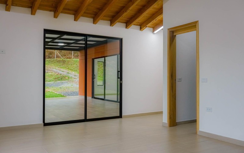 HERMOSA CASA CON ZONAS VERDES