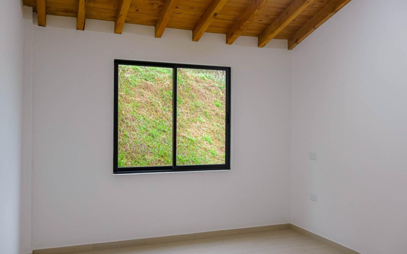 HERMOSA CASA CON ZONAS VERDES