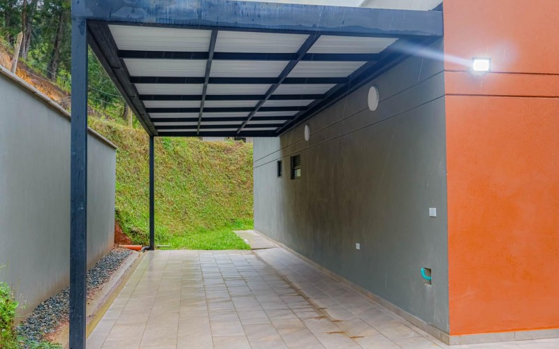 HERMOSA CASA CON ZONAS VERDES