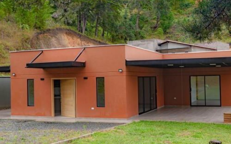 HERMOSA CASA CON ZONAS VERDES