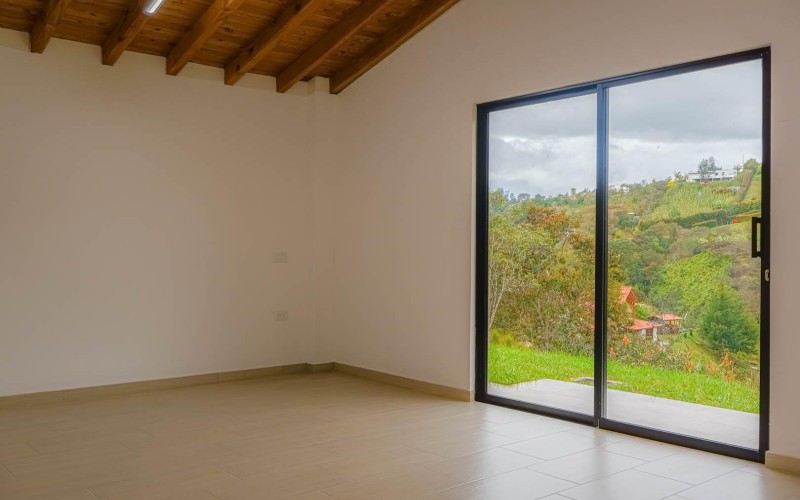 HERMOSA CASA CON ZONAS VERDES