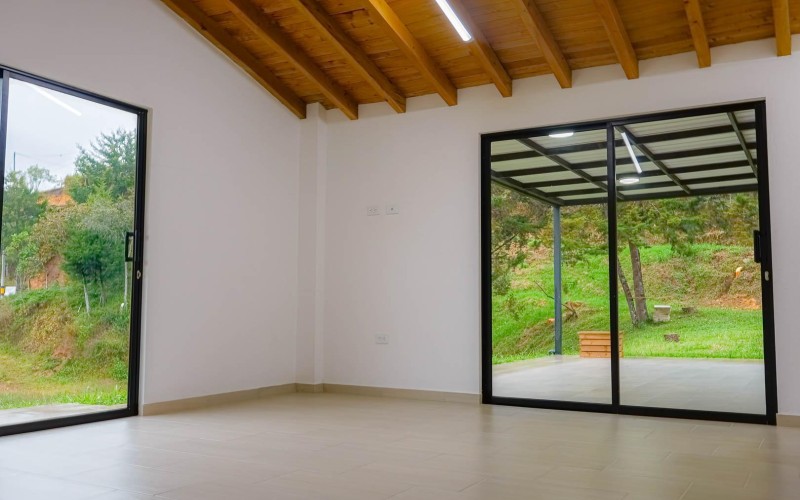HERMOSA CASA CON ZONAS VERDES