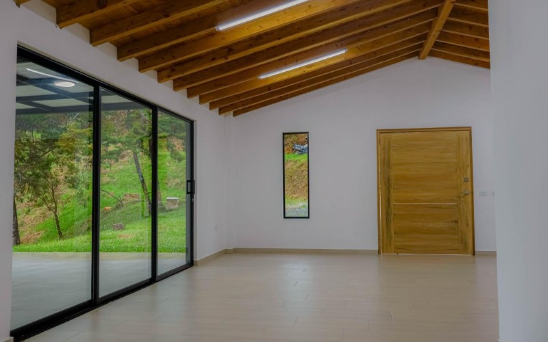 HERMOSA CASA CON ZONAS VERDES