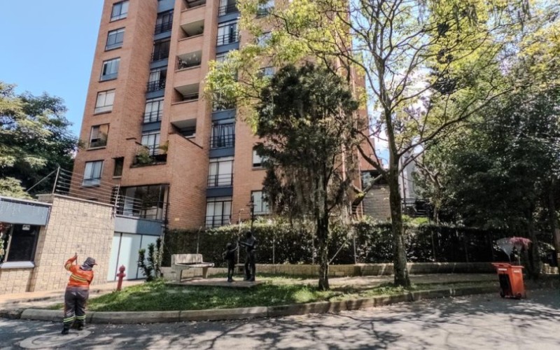 Spacious 3-Bedroom Apartment in El Poblado with Amenities, Strategic Location