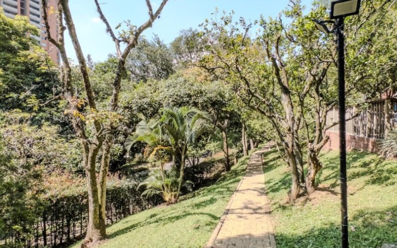 Spacious 3-Bedroom Apartment in El Poblado with Amenities, Strategic Location