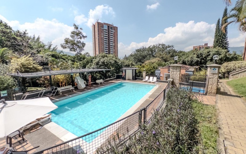 Spacious 3-Bedroom Apartment in El Poblado with Amenities, Strategic Location