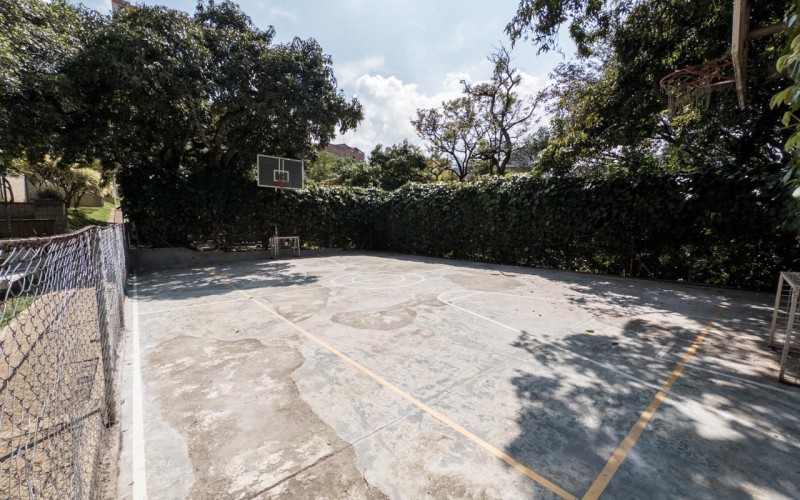 Spacious 3-Bedroom Apartment in El Poblado with Amenities, Strategic Location