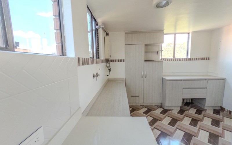 Spacious 3-Bedroom Apartment in El Poblado with Amenities, Strategic Location