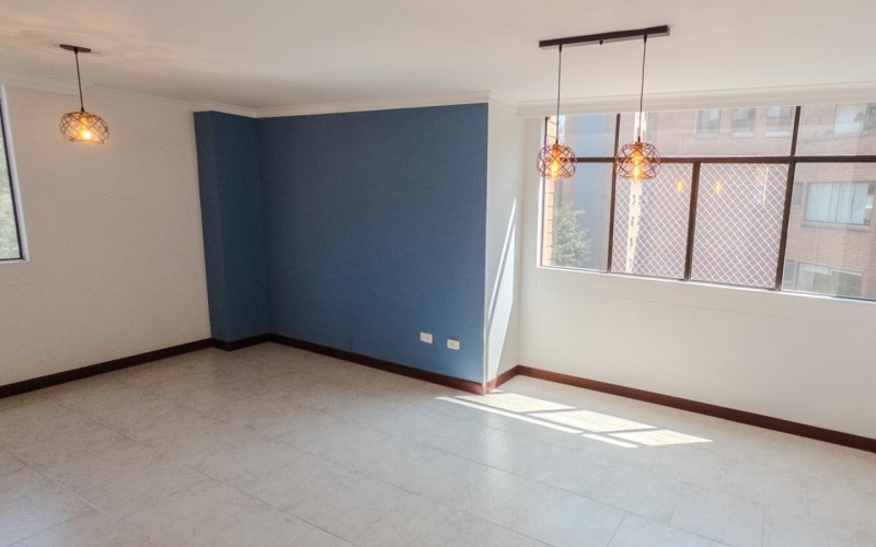 Spacious 3-Bedroom Apartment in El Poblado with Amenities, Strategic Location