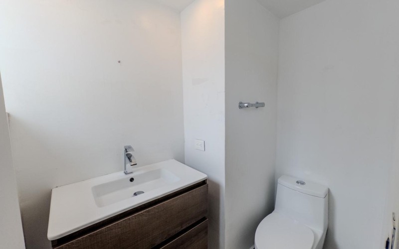 Spacious 3-Bedroom Apartment in El Poblado with Amenities, Strategic Location