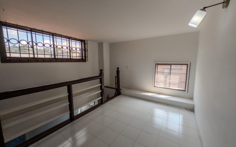 Spacious 3-Bedroom Apartment in El Poblado with Amenities, Strategic Location