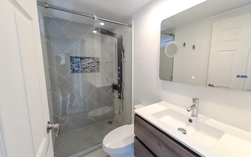 Spacious 3-Bedroom Apartment in El Poblado with Amenities, Strategic Location