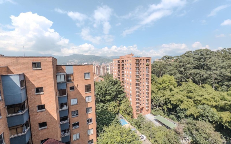 Spacious 3-Bedroom Apartment in El Poblado with Amenities, Strategic Location