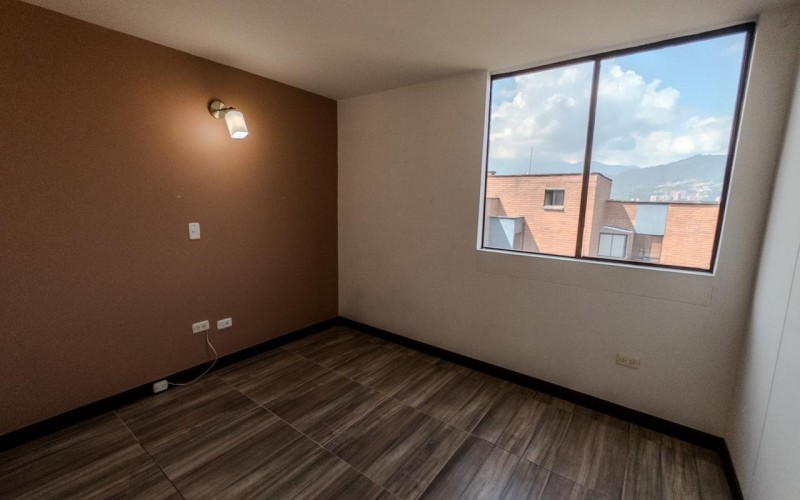 Spacious 3-Bedroom Apartment in El Poblado with Amenities, Strategic Location