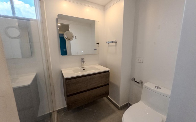 Spacious 3-Bedroom Apartment in El Poblado with Amenities, Strategic Location