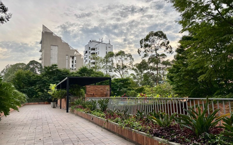 Modern Loft for Sale in El Poblado: Near Provenza with Pool and Security 24/7