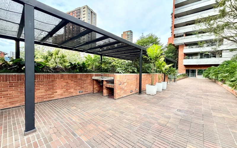 Modern Loft for Sale in El Poblado: Near Provenza with Pool and Security 24/7