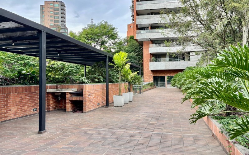 Modern Loft for Sale in El Poblado: Near Provenza with Pool and Security 24/7