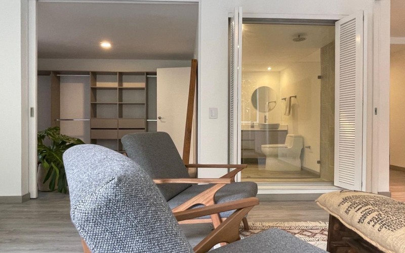 Newly Remodeled Luxury Apartment in El Poblado with Prime Location and Modern Finishes