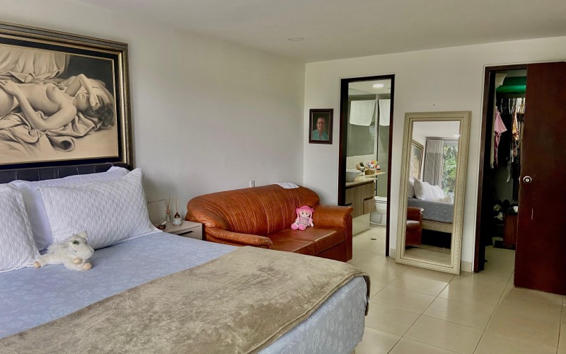 Furnished Apartment in Exclusive Gated Community with Terrace and 4 Bedrooms in El Poblado