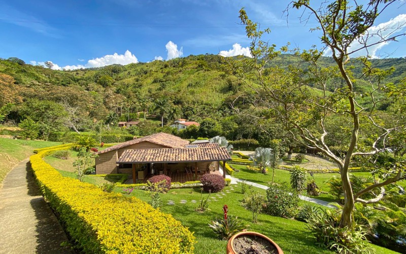 Paradise in Girardota: Finca Villa Al’ser – Luxury, Nature & Investment Potential (3,820 m²)