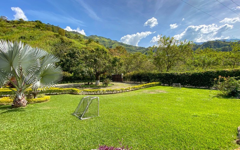 Paradise in Girardota: Finca Villa Al’ser – Luxury, Nature & Investment Potential (3,820 m²)
