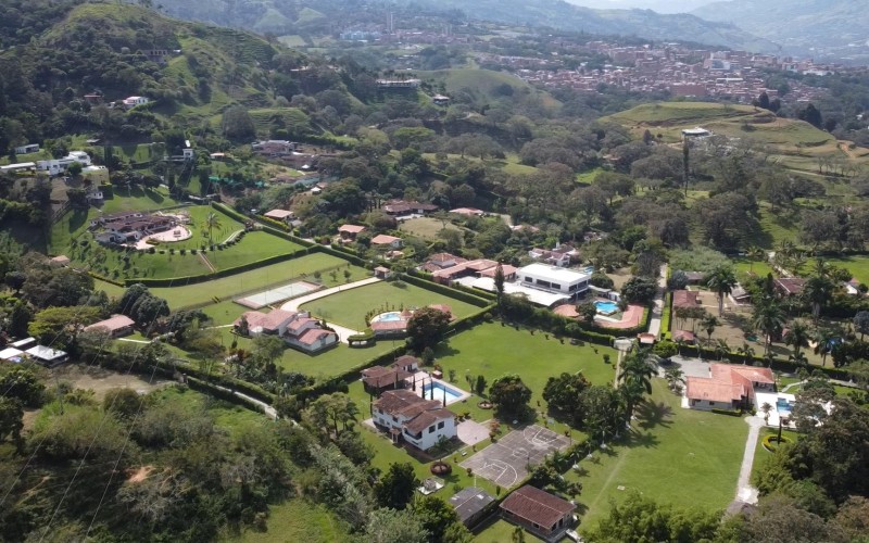 Paradise in Girardota: Finca Villa Al’ser – Luxury, Nature & Investment Potential (3,820 m²)