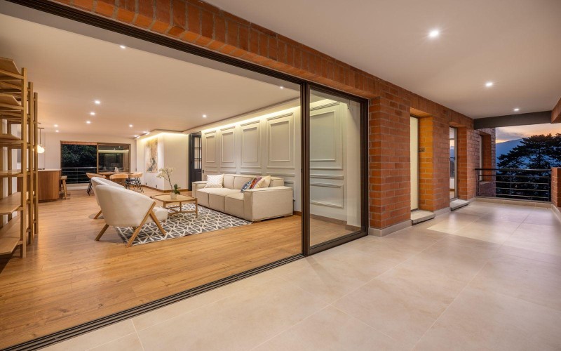 Renovated Luxury Apartment in El Tesoro, Medellín – Modern Elegance and Absolute Comfort
