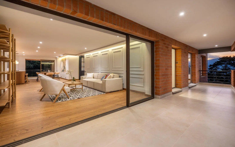 Renovated Luxury Apartment in El Tesoro, Medellín – Modern Elegance and Absolute Comfort