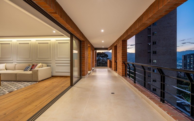 Renovated Luxury Apartment in El Tesoro, Medellín – Modern Elegance and Absolute Comfort