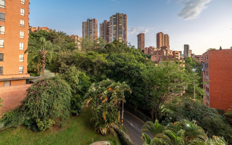 Renovated Luxury Apartment in El Tesoro, Medellín – Modern Elegance and Absolute Comfort