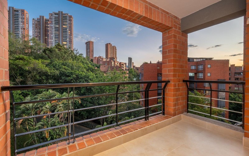 Renovated Luxury Apartment in El Tesoro, Medellín – Modern Elegance and Absolute Comfort