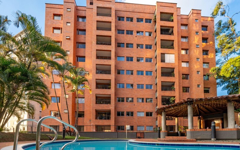 Renovated Luxury Apartment in El Tesoro, Medellín – Modern Elegance and Absolute Comfort
