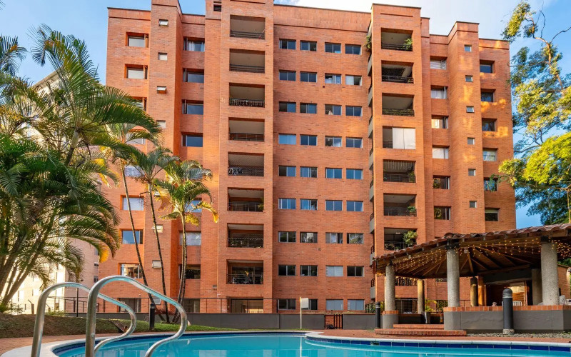 Renovated Luxury Apartment in El Tesoro, Medellín – Modern Elegance and Absolute Comfort