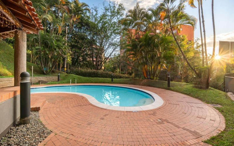 Renovated Luxury Apartment in El Tesoro, Medellín – Modern Elegance and Absolute Comfort