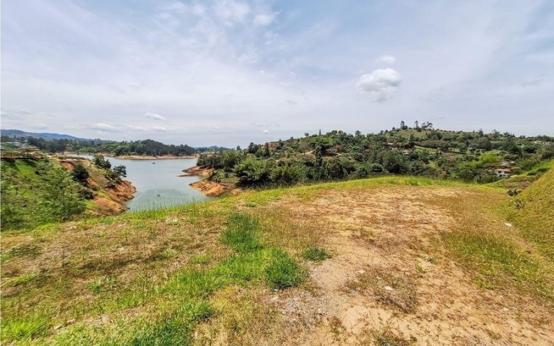 Exclusive Lakefront Lot in El Peñol: 2,500 m² in a Gated Community