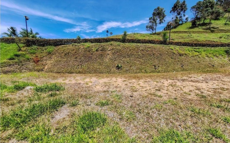 Exclusive Lakefront Lot in El Peñol: 2,500 m² in a Gated Community