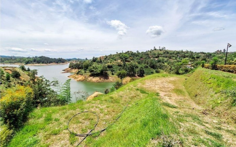 Exclusive Lakefront Lot in El Peñol: 2,500 m² in a Gated Community